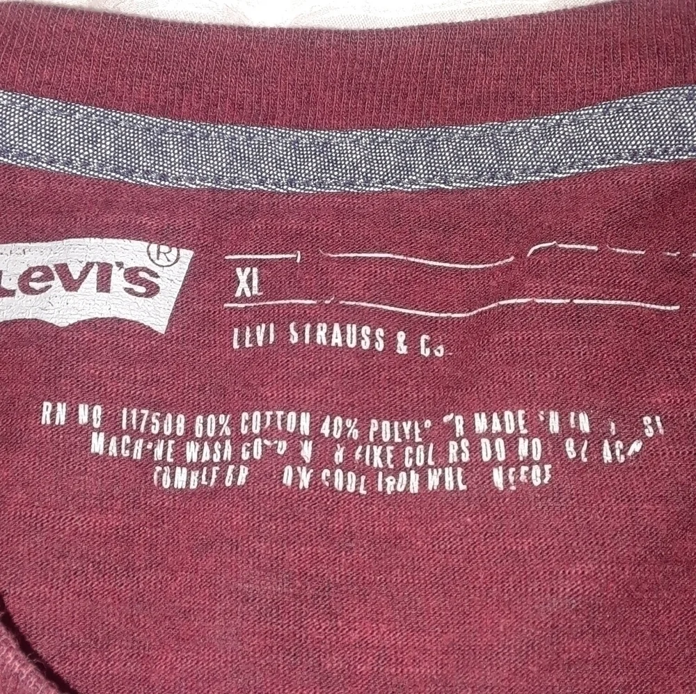 𝅺levi's basic maroon tee with front pocket size XL